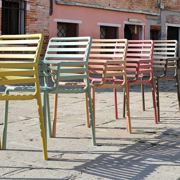 На фото: Обіднє крісло Doga Tabacco (40254.53.000), Пластикові крісла Nardi, каталог, ціна